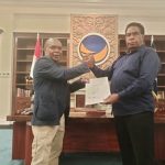 Bacagub-Bacawagub Papua Selatan, Romanus Mbaraka-Albert Muyak foto bersama setelah menerima B1KWK dari Partai NasDem – Surya Papua/ Frans Kobun