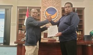 Bacagub-Bacawagub Papua Selatan, Romanus Mbaraka-Albert Muyak foto bersama setelah menerima B1KWK dari Partai NasDem – Surya Papua/ Frans Kobun
