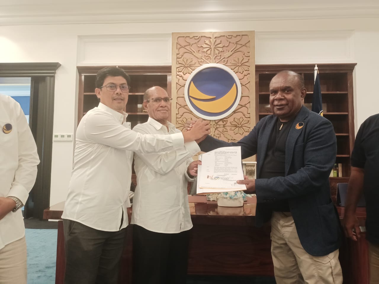 Ketua DPW Partai NasDem Provinsi Papua Selatan, Romanus Mbaraka sedang foto bersama dengan Cabup-Cawabup Mappi, Stefanus-Adnan – Surya Papua/Frans Kobun