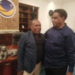 Romanus Mbaraka-Albert Muyak berpelukan usai foto bersama saat penyerahan B1KWK Partai Nasdem – Surya Papua/Frans Kobun