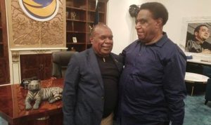 Romanus Mbaraka-Albert Muyak berpelukan usai foto bersama saat penyerahan B1KWK Partai Nasdem – Surya Papua/Frans Kobun
