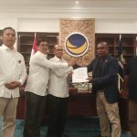 Bacabup-Bacawabup Mappi, Stefanus Kaisma-Adnan sedang menerima B1KWK dari DPP Partai NasDem yang diserahkan Ketua DPW Partai NasDem Provinsi Papua Selatan, Romanus Mbaraka – surya Papua/Frans Kobun