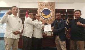 Bacabup-Bacawabup Mappi, Stefanus Kaisma-Adnan sedang menerima B1KWK dari DPP Partai NasDem yang diserahkan Ketua DPW Partai NasDem Provinsi Papua Selatan, Romanus Mbaraka – surya Papua/Frans Kobun