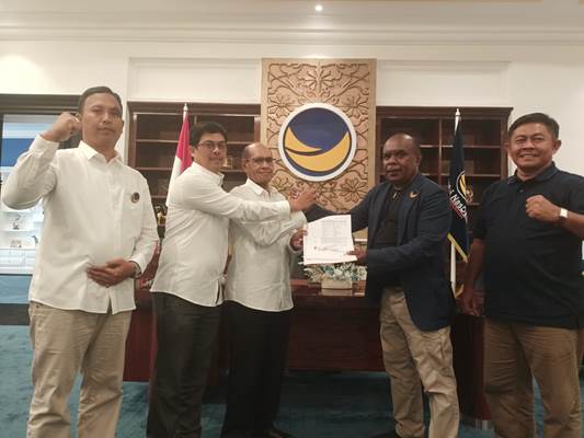 Bacabup-Bacawabup Mappi, Stefanus Kaisma-Adnan sedang menerima B1KWK dari DPP Partai NasDem yang diserahkan Ketua DPW Partai NasDem Provinsi Papua Selatan, Romanus Mbaraka – surya Papua/Frans Kobun