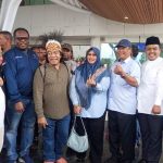 Komeng, komedian yang juga anggota DPD RI terpilih saat foto bersama Bacabup-Bacawabup Merauke, Yose[h Gebze-Fauzun Nihayah serta pengurus DPD NasDem – Surya Papua/IST
