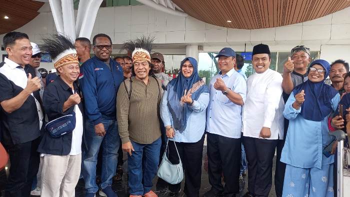 Komeng, komedian yang juga anggota DPD RI terpilih saat foto bersama Bacabup-Bacawabup Merauke, Yose[h Gebze-Fauzun Nihayah serta pengurus DPD NasDem – Surya Papua/IST