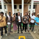 Kuasa Hukum Kuasa Hukum Badan Permusyawaratan Desa (BPD) Kampung Tomer, Gabriel Epin, SH foto bersama dengan masyarakat – Surya Papua/IST