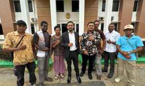 Kuasa Hukum Kuasa Hukum Badan Permusyawaratan Desa (BPD) Kampung Tomer, Gabriel Epin, SH foto bersama dengan masyarakat – Surya Papua/IST