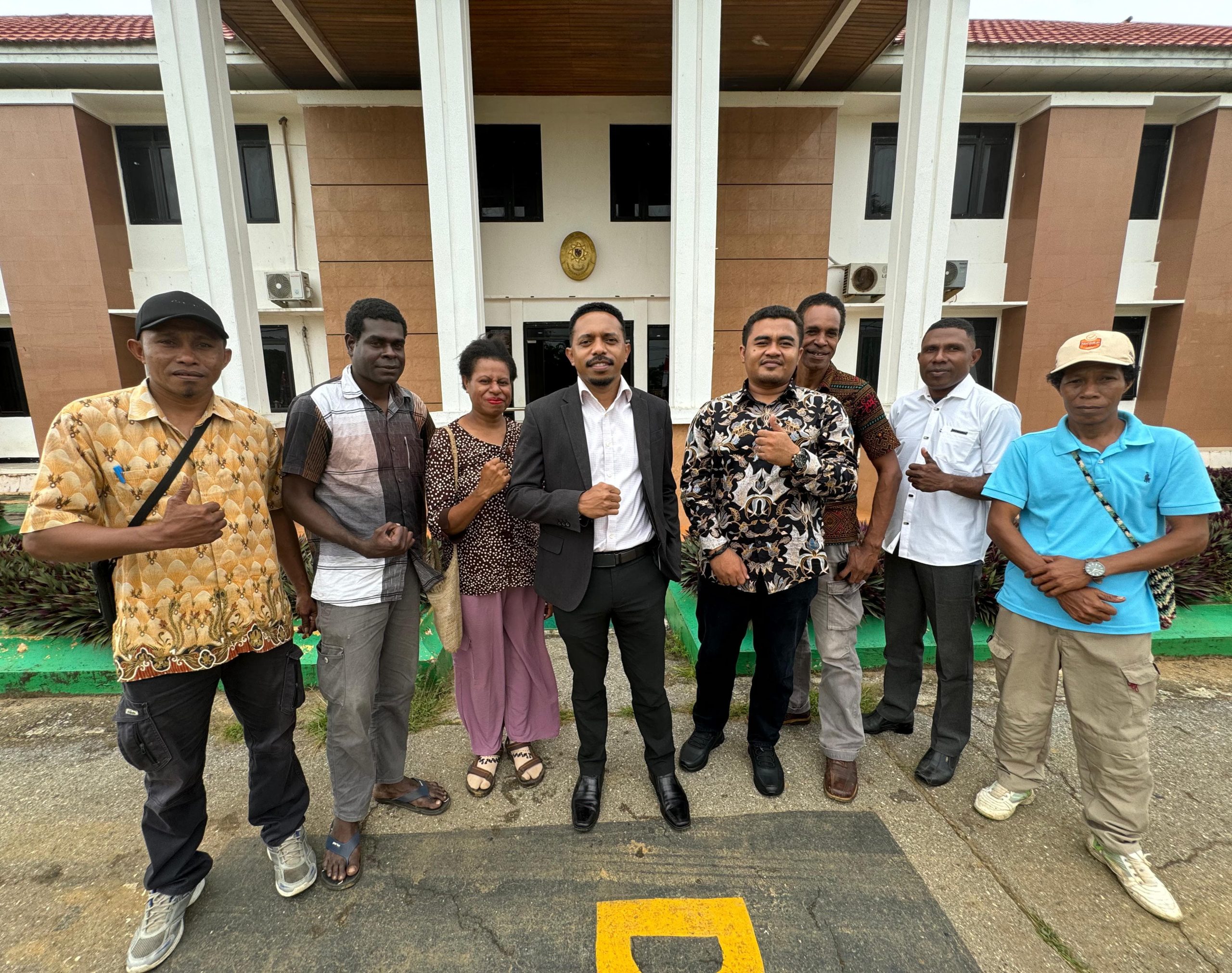 Kuasa Hukum Kuasa Hukum Badan Permusyawaratan Desa (BPD) Kampung Tomer, Gabriel Epin, SH foto bersama dengan masyarakat – Surya Papua/IST