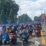 Konvoi ratusan kendaraan roda dua dan empat mengarak Romanus Mbaraka-Albert Muyak setelah turun dari pesawat – Surya Papua/Frans Kobun