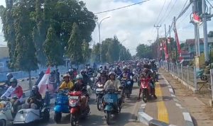Konvoi ratusan kendaraan roda dua dan empat mengarak Romanus Mbaraka-Albert Muyak setelah turun dari pesawat – Surya Papua/Frans Kobun