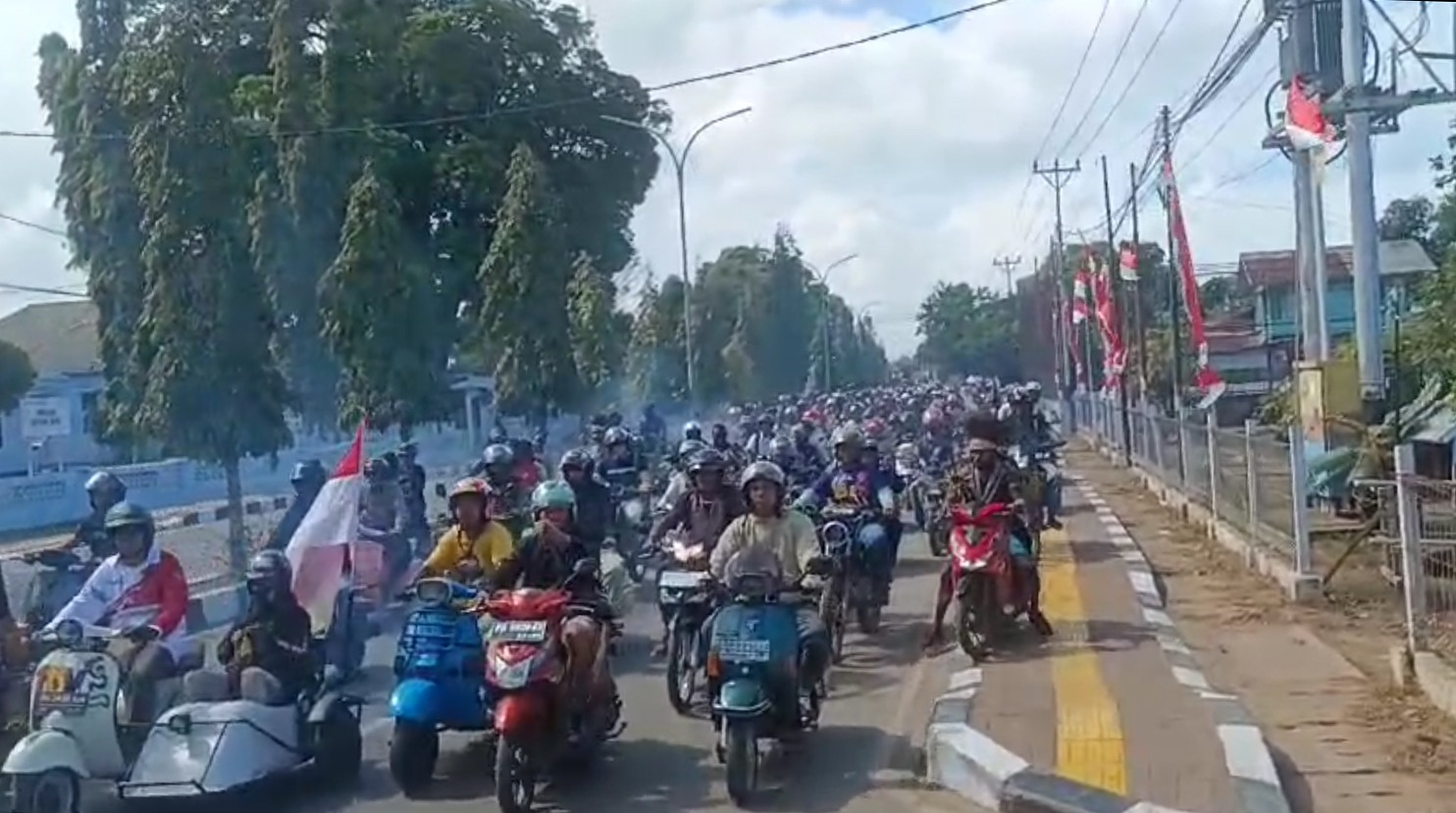 Konvoi ratusan kendaraan roda dua dan empat mengarak Romanus Mbaraka-Albert Muyak setelah turun dari pesawat – Surya Papua/Frans Kobun