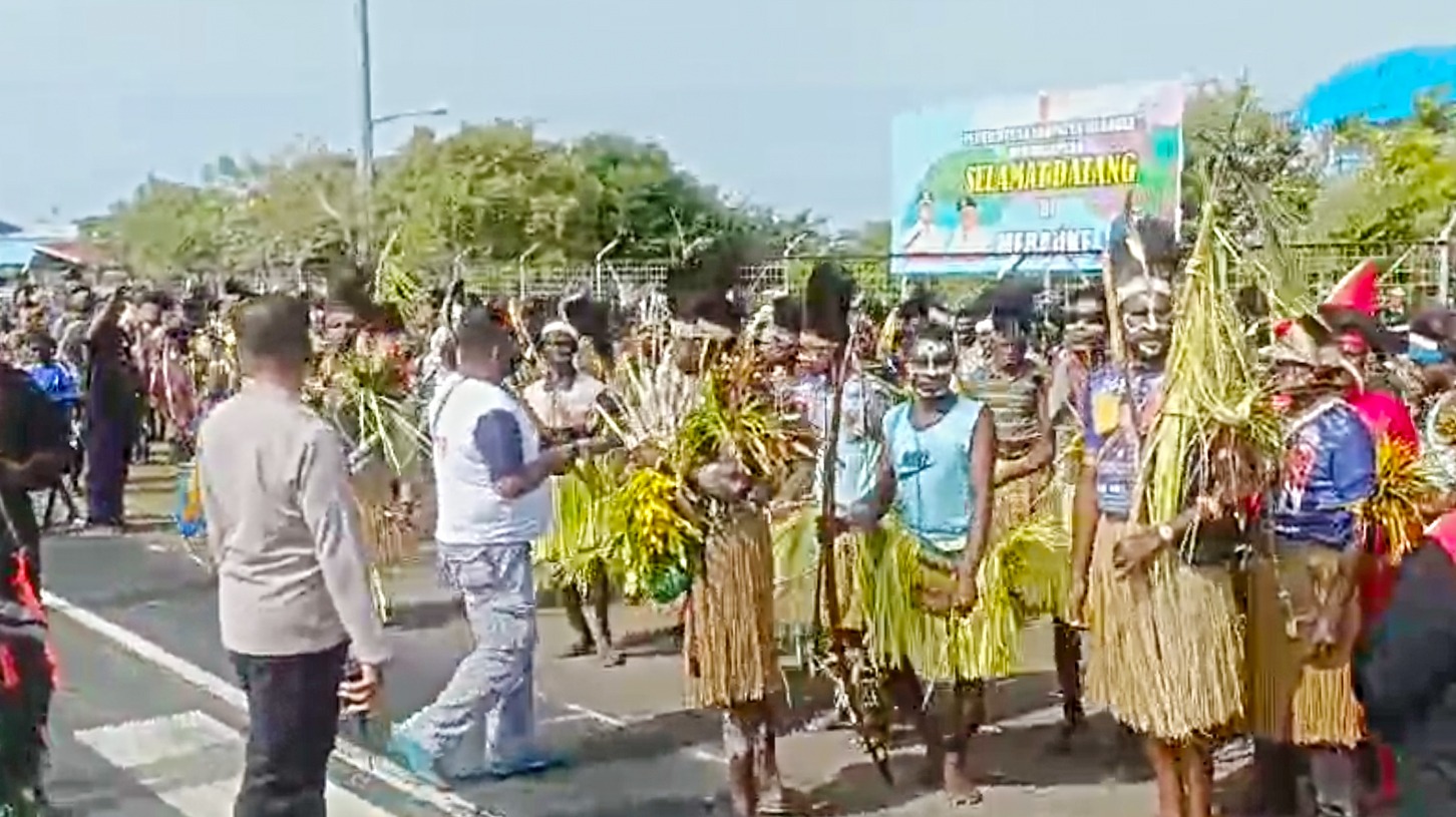 Ribuan masyarakat saat menjemput Bacagub-Bacawagub Provinsi Papua Selatan, Romanus Mbaraka-Albert Muyak di Bandara Mopah – Surya Papua/Frans Kobun