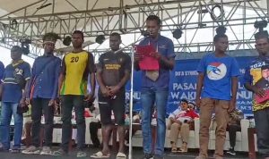 Pernyataan sikap yang dibacakan perwakilan masyarakat Asmat memberikan dukungan kepada Romanus Mbaraka-Albert Muyak – Surya Papua/Frans Kobun