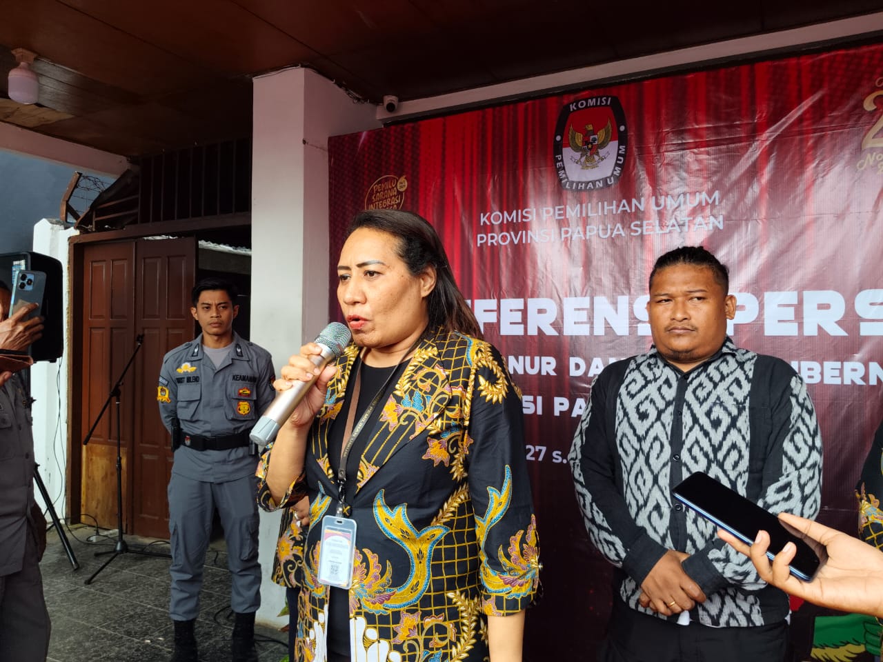 Ketua KPU Provinsi Papua Selatan, Theresia Mahuze berikan keterangan pers – Surya Papua/Frans Kobun