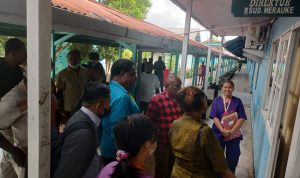 Romanus Mbaraka-Albertus Muyak sedang beristirahat sesaat di sekitar RSUD Merauke – Surya Papua/Frans Kobun