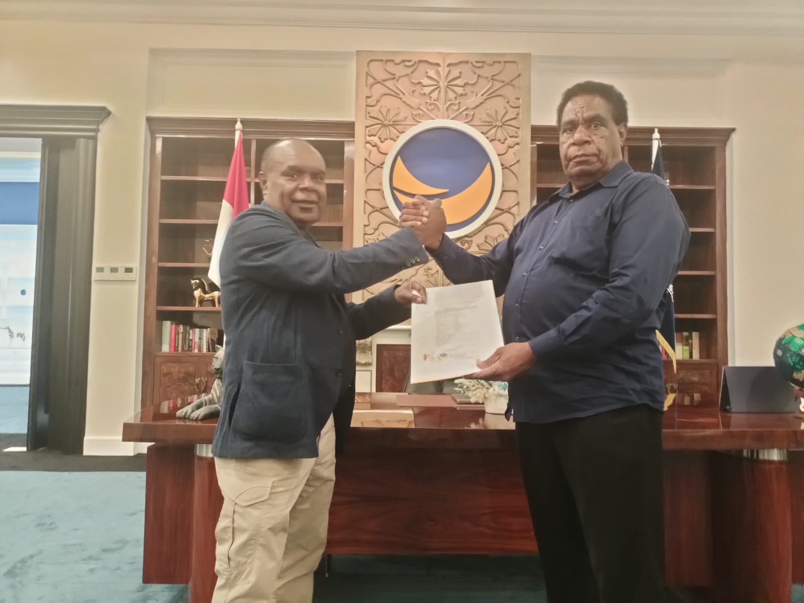 B1KWK Partai NasDem yang diterima Romanus Mbaraka-Albert Muyak untuk maju bertarung dalam Pilgub Papua Selatan – Surya Papua/Frans Kobun