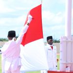 Paskibra yang bertugas sedang menaikkan Bendera Merah Putih pada HUT Kemerdekaan RI – Surya Papua/IST