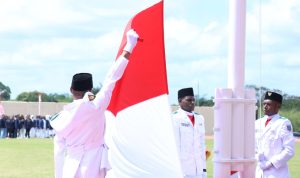 Paskibra yang bertugas sedang menaikkan Bendera Merah Putih pada HUT Kemerdekaan RI – Surya Papua/IST