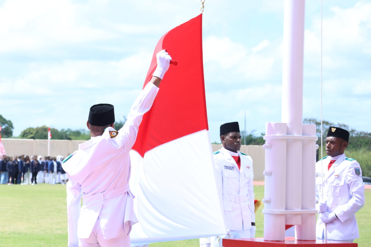 Paskibra yang bertugas sedang menaikkan Bendera Merah Putih pada HUT Kemerdekaan RI – Surya Papua/IST