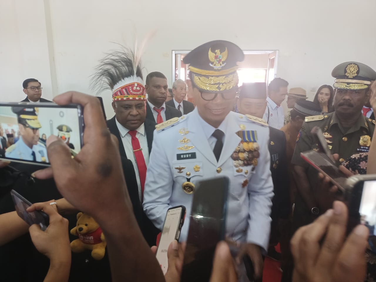 Penjabat Gubernur Papua Selatan, Komjen (Purn) Rudy Sufahriadi sedang berikan keterangan pers – Surya Papua/Frans Kobun