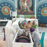 Para suster sedang memberikan penghormatan terakhir kepada almarhuma Martha Refwalu – Surya Papua/Frans Kobun