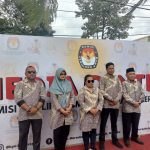 Komisioner KPU Kabupaten Merauke foto bersama usai memberiokan keterangan pers – Surya Papua/Frans Kobun