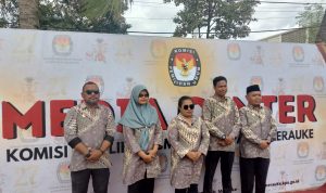 Komisioner KPU Kabupaten Merauke foto bersama usai memberiokan keterangan pers – Surya Papua/Frans Kobun