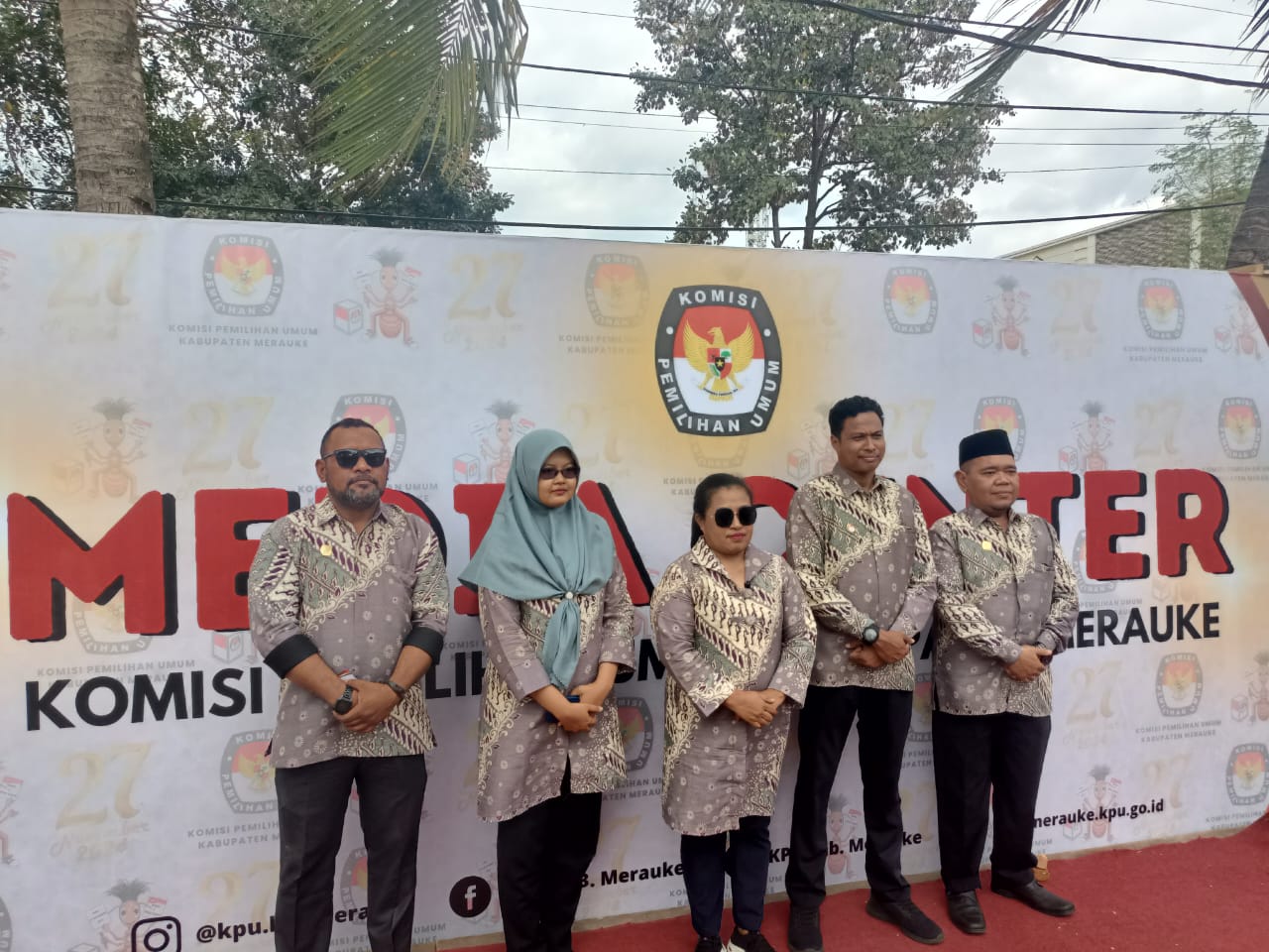 Komisioner KPU Kabupaten Merauke foto bersama usai memberiokan keterangan pers – Surya Papua/Frans Kobun