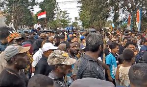 Masyarakat yang memadati Kantor KPU Kabuapten Merauke menghantar Yoseph Bladib Gebze-Fauzun Nihayah mendaftar – Surya Papua/Frans Kobun