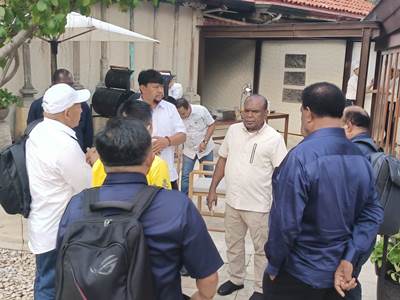 Sejumlah bakal calon bupati sedang berdiskusi dengan Romanus Mbaraka – Surya Papua/Frans Kobun