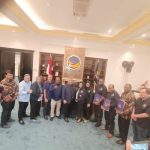 Ketua DPW Partai NasDem Provinsi Papua Selatan, Romanus Mbaraka foto bersama dengan Sekjen DPP serta para bakal calon bupati – Surya Papua/Frans Kobun