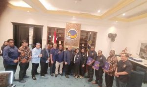 Ketua DPW Partai NasDem Provinsi Papua Selatan, Romanus Mbaraka foto bersama dengan Sekjen DPP serta para bakal calon bupati – Surya Papua/Frans Kobun
