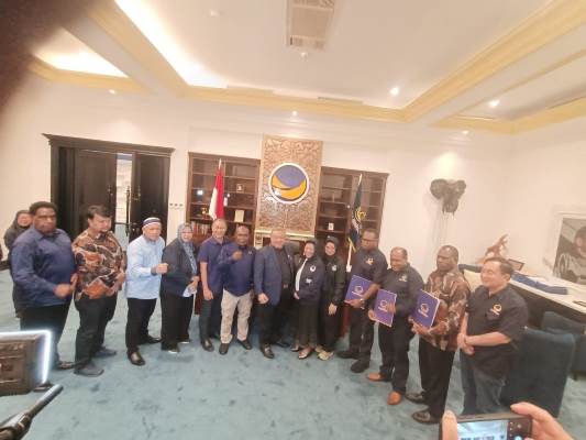 Ketua DPW Partai NasDem Provinsi Papua Selatan, Romanus Mbaraka foto bersama dengan Sekjen DPP serta para bakal calon bupati – Surya Papua/Frans Kobun