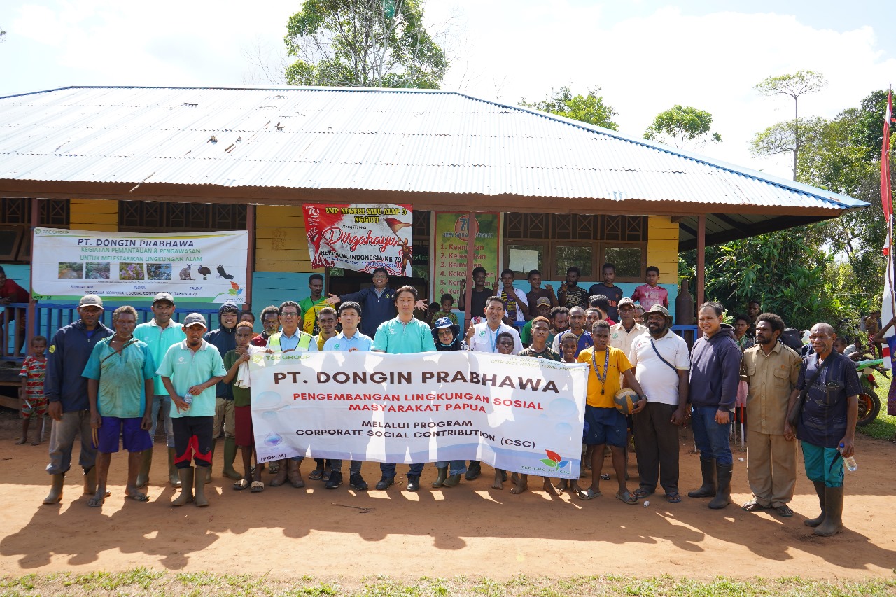 Foto bersama masyarakat Kampung Tagaepe, Distrik Ngguti bersama pihak TSE Group – Surya Papua/IST