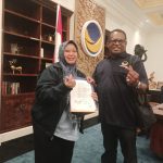 Bacabup-Bacawabup Merauke, Yoseph Gebze-Fauzun Nihayah sedang menunjuk B1KWK yang diterima – Surya Papua/Frans Kobun