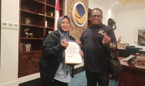 Bacabup-Bacawabup Merauke, Yoseph Gebze-Fauzun Nihayah sedang menunjuk B1KWK yang diterima – Surya Papua/Frans Kobun