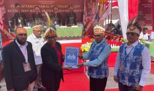 Bacabup-Bacawabup Mappi, Stefanus Kaisma-Adnan Satriyono saat mendaftar di KPU setempat – Surya Papua/IST