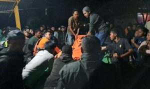 Korban sedang dievakuasi Tim SAR setelah terjatuh dari Jembatan Tujuh Wali-Wali – Surya Papua/IST