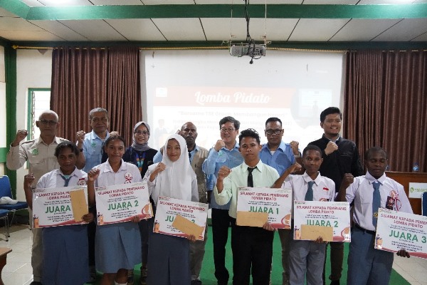 Foto bersama pihak perusahan (TSE) Group dan siswa-siswi yang mengikuti lomba – Surya Papua/IST