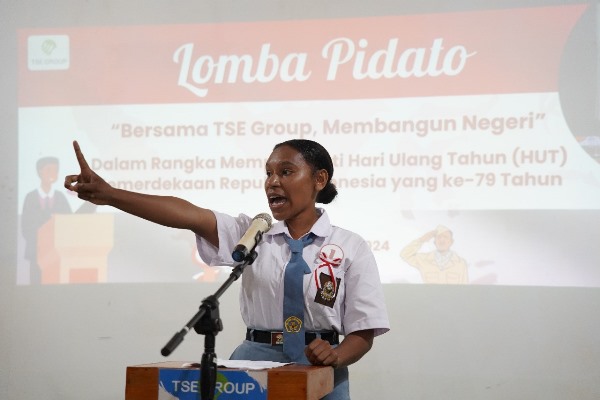 Salah seorang siswi sedang mengikuti debat antar sekolah yang diselenggarakan TSE Group – Surya Papua/IST