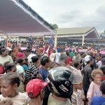 Ribuan masyarakat memadati Lapangan Mandala mengikuti deklarasi Pasangan Cabup-Cawabup Merauke, Yoseph Bladib Gebze-Fauzun Nihayah – Surya Papua/Frans Kobun