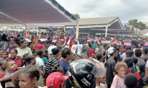 Ribuan masyarakat memadati Lapangan Mandala mengikuti deklarasi Pasangan Cabup-Cawabup Merauke, Yoseph Bladib Gebze-Fauzun Nihayah – Surya Papua/Frans Kobun
