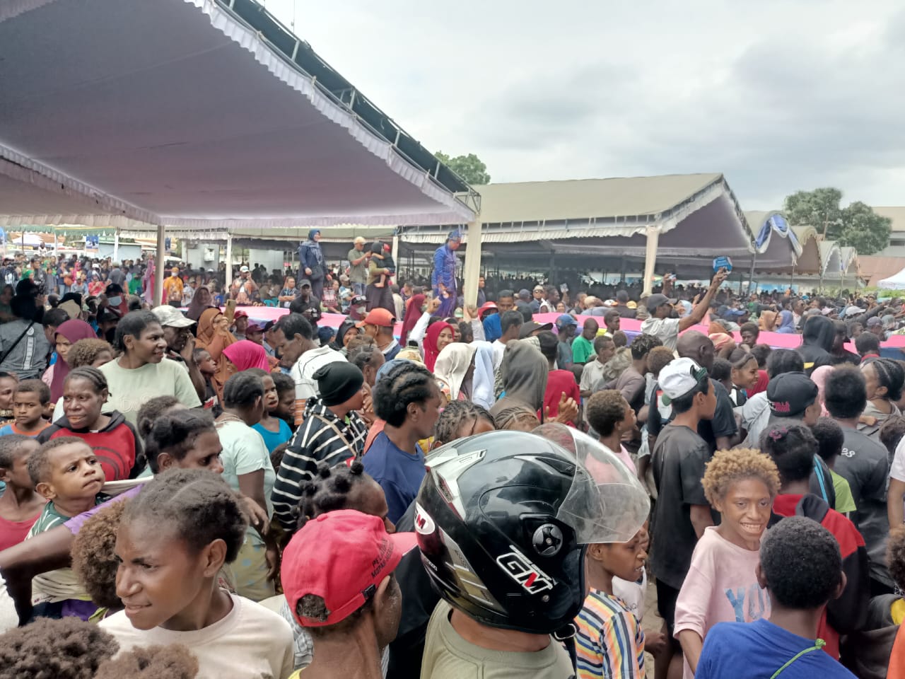 Ribuan masyarakat memadati Lapangan Mandala mengikuti deklarasi Pasangan Cabup-Cawabup Merauke, Yoseph Bladib Gebze-Fauzun Nihayah – Surya Papua/Frans Kobun