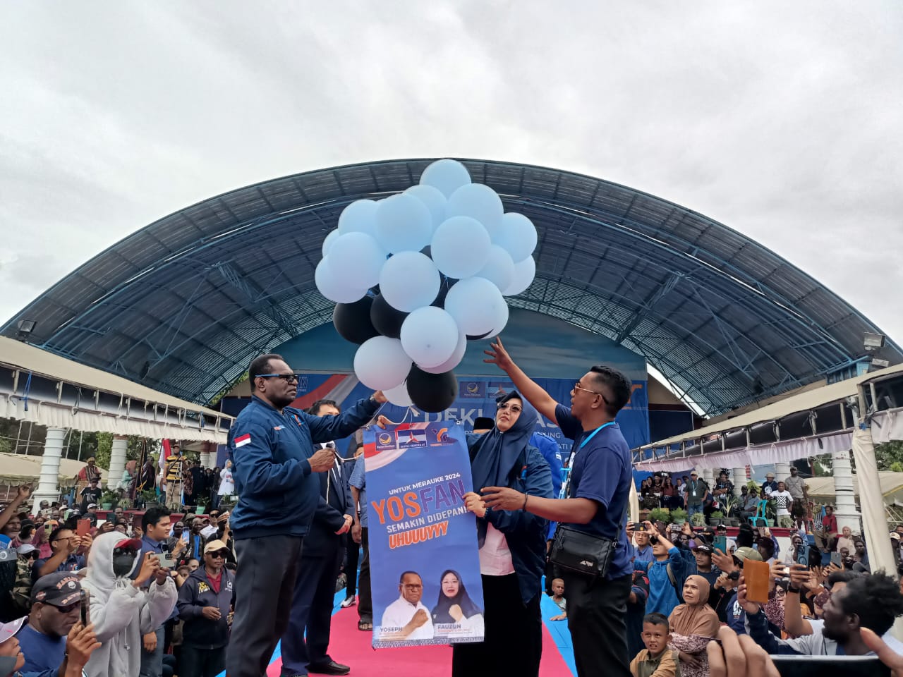 Pelepasan balon ke udara oleh Pasangan Calon Bupati-Wakil Bupati Merauke, Yoseph Baldib Gebze-Fauzun Nihayah – Surya Papua/Frans Kobun