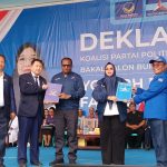 Penyerahan SK kepada Pasangan Cabub-Cawabup Merauke, Yoseph Bladib Gebze-Fauzun Nihayah – Surya Papua/Frans Kobun