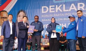 Penyerahan SK kepada Pasangan Cabub-Cawabup Merauke, Yoseph Bladib Gebze-Fauzun Nihayah – Surya Papua/Frans Kobun