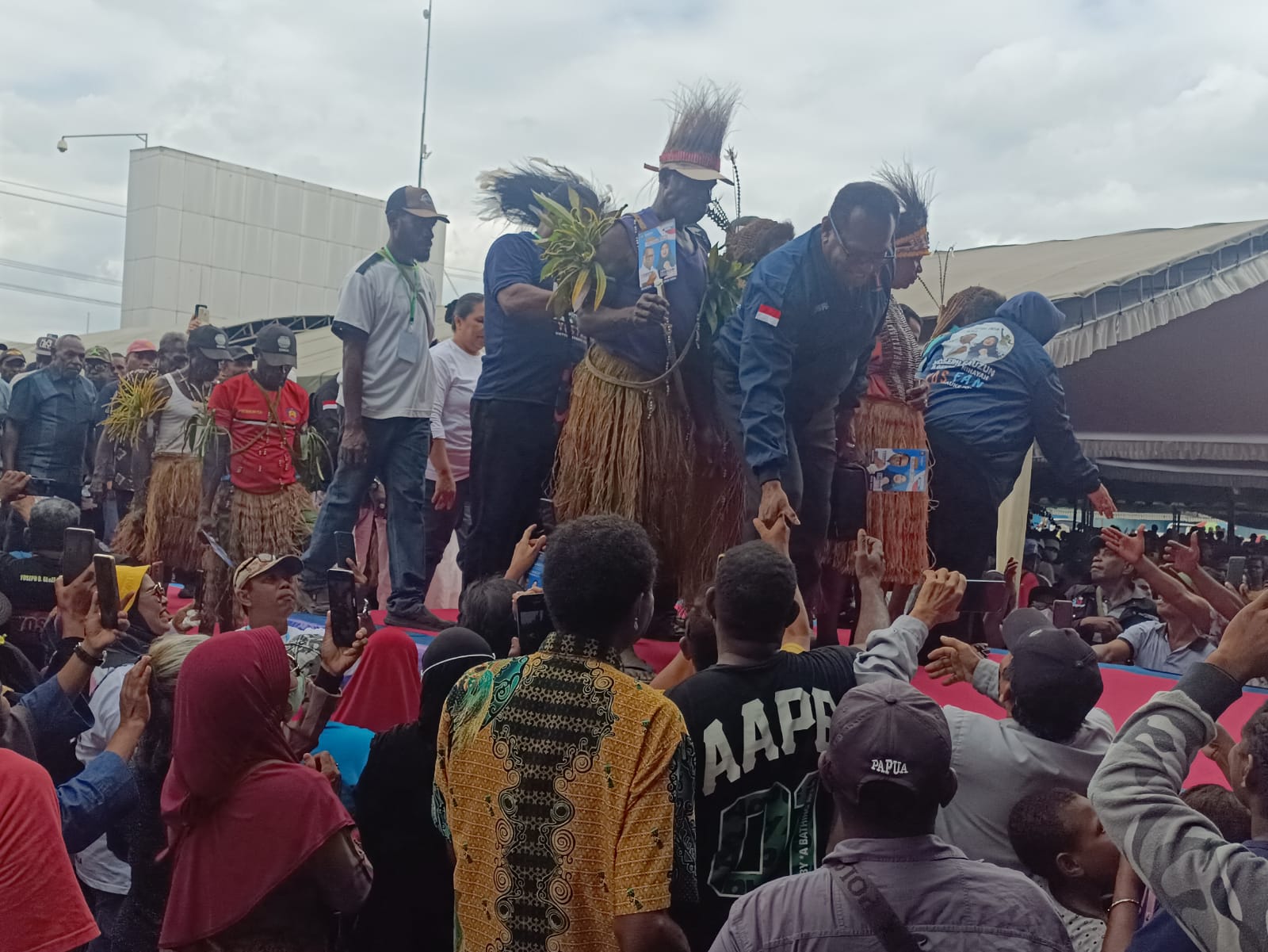 Pasangan Yoseph Bladib Gebze-Fauzun Nihayah bersalaman dengan masyarakat – Surya Papua/Frans Kobun