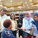 ambay 2 Sejumlah wartawan sedang mewawancarai Komisioner KPU Provinsi Papua Selatan – Surya Papua/IST