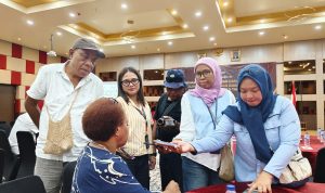 Sejumlah wartawan sedang mewawancarai Komisioner KPU Provinsi Papua Selatan – Surya Papua/IST